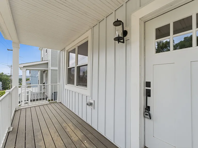 325 N Aiken Ave — Photo 2
