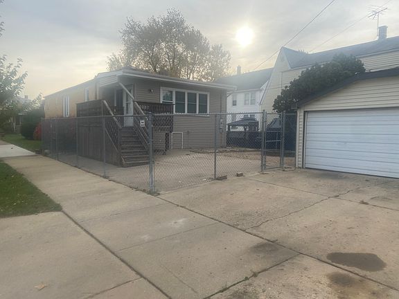 5th image of 3250 N Ozark Ave