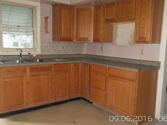 4th image of 229 Wood St