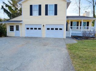 221 Harlee Ln, Lawrenceville, GA