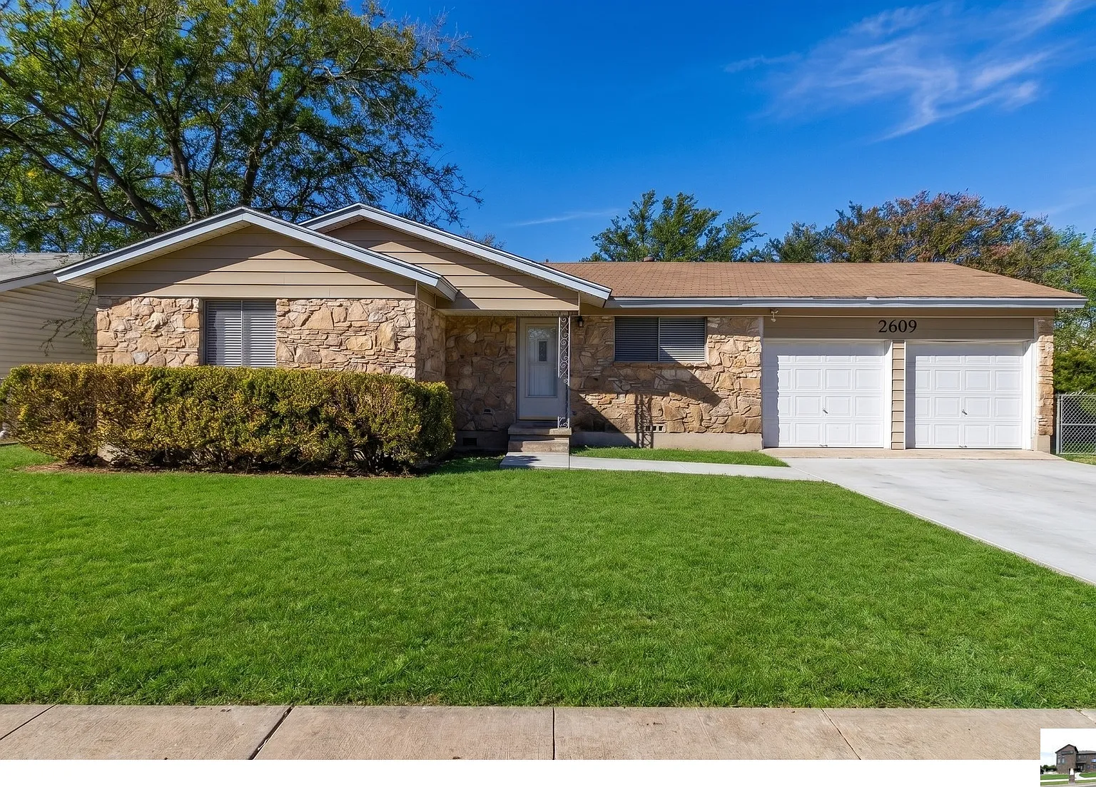 4 bed, 1.5 bath, 1098 sqft, $975 — Photo 1