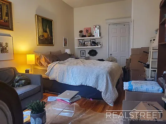 Rented by Real Street Inc | media 6