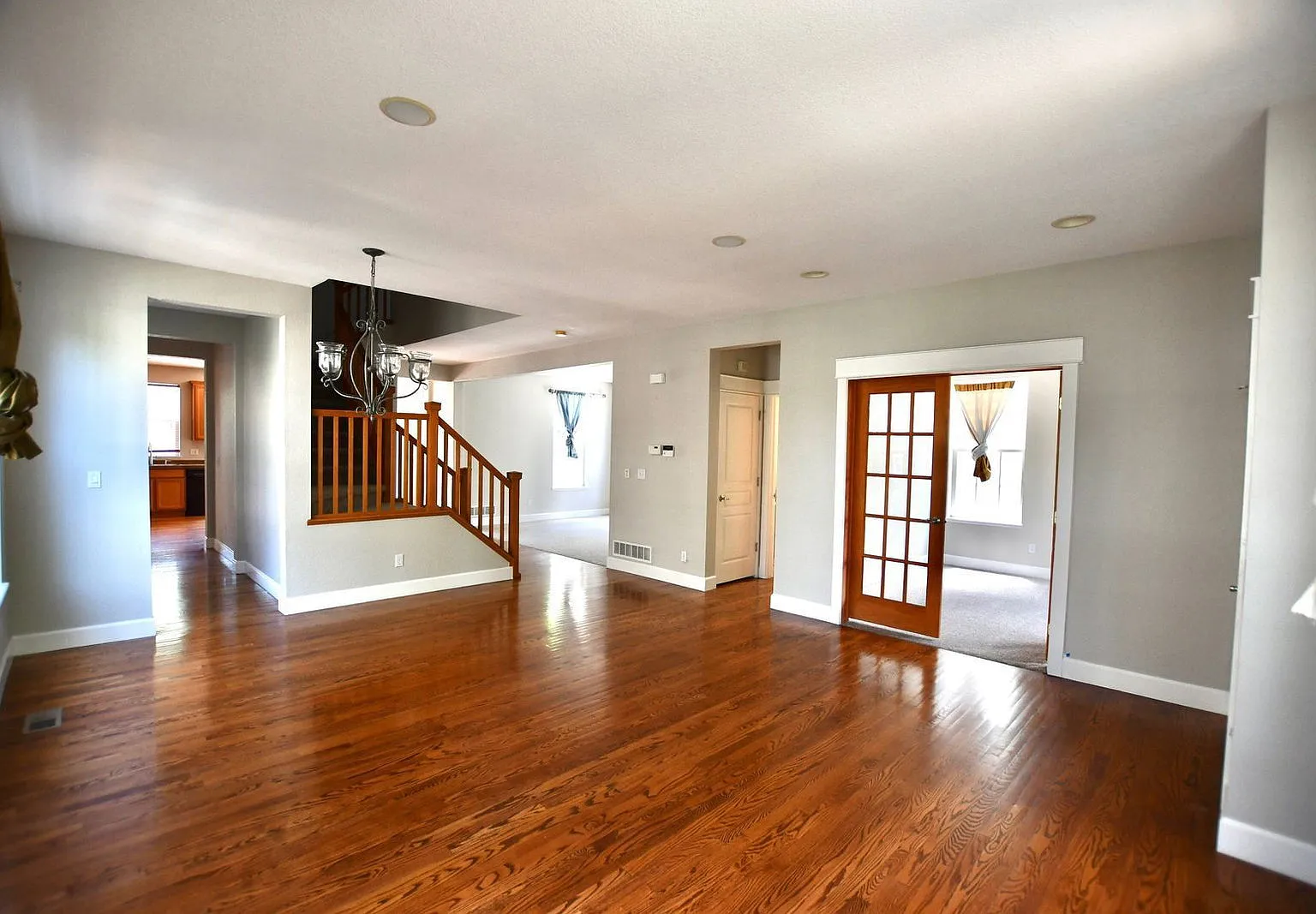 5 bed, 3.5 bath, 3804 sqft, $3,995 — Photo 3