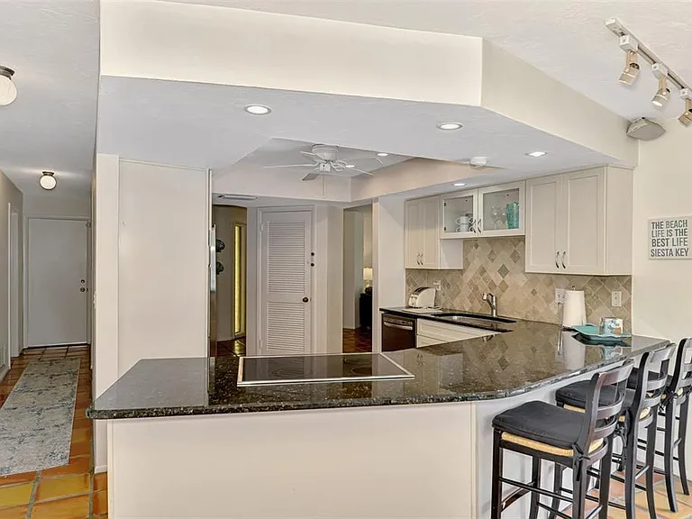 4946 Commonwealth Dr — Photo 18