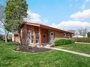 300 Voltz Rd, Northbrook, IL 60062