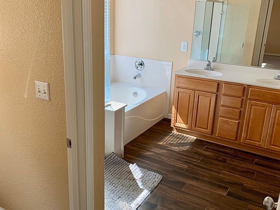 Master bed bathroom
