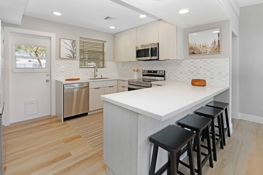 Undisclosed address (3-bed single-family home, 1,100 sq ft, ZIP 33064), photo 7