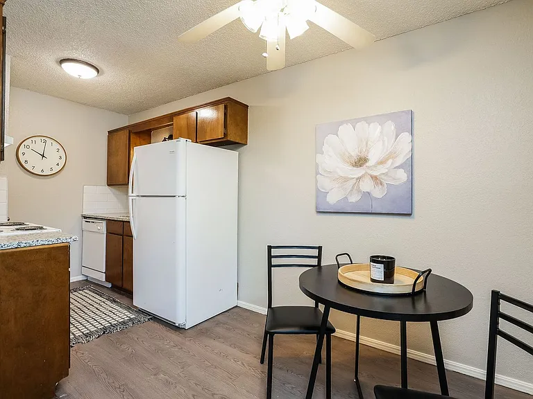 Kimberly Apartments — Photo 11