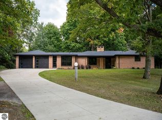 4420 Riverview Dr, Alma, MI 48801
