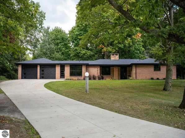 4420 Riverview Dr, Alma, MI 48801