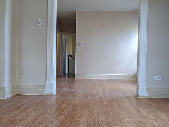 3rd image of 804 Elizabeth St