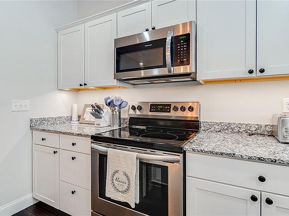 3rd image of 13 Dunvegan Dr