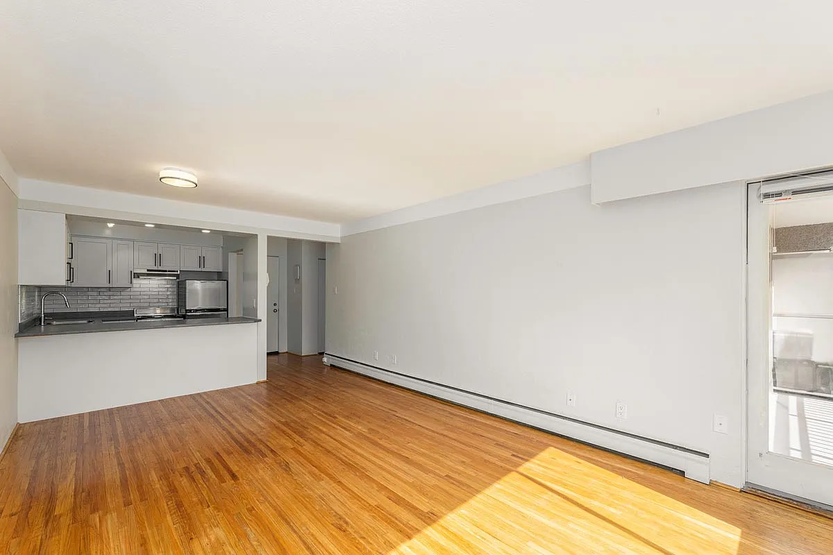Viscount Manor Apartments — Photo 4