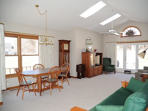5th image of 9 Essex Cir