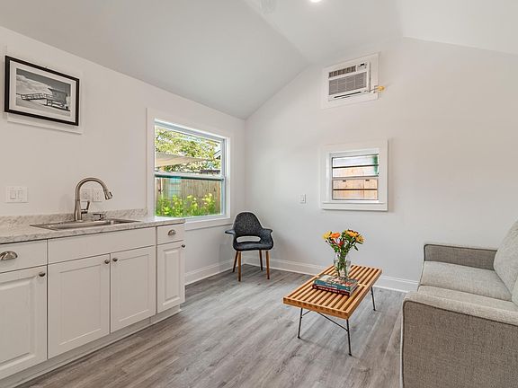4th image of 940 25th St N #4