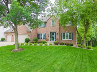 15215 Woodcrest Dr, Clive, IA 50325