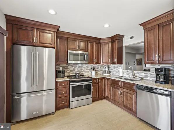 631 Madison Dr, Monroe Township, NJ 08831