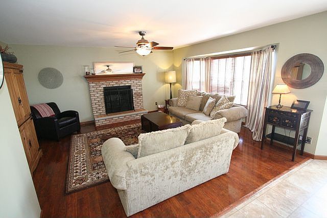 2nd image of 21 Walnut Knoll Ct