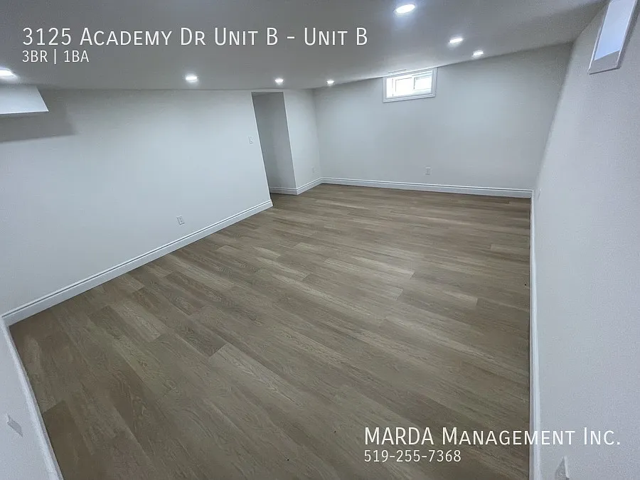 Renovated 3 Bed/1 Bath Lower Unit + Hydro, 40% Gas & 40% Water! — Photo 3