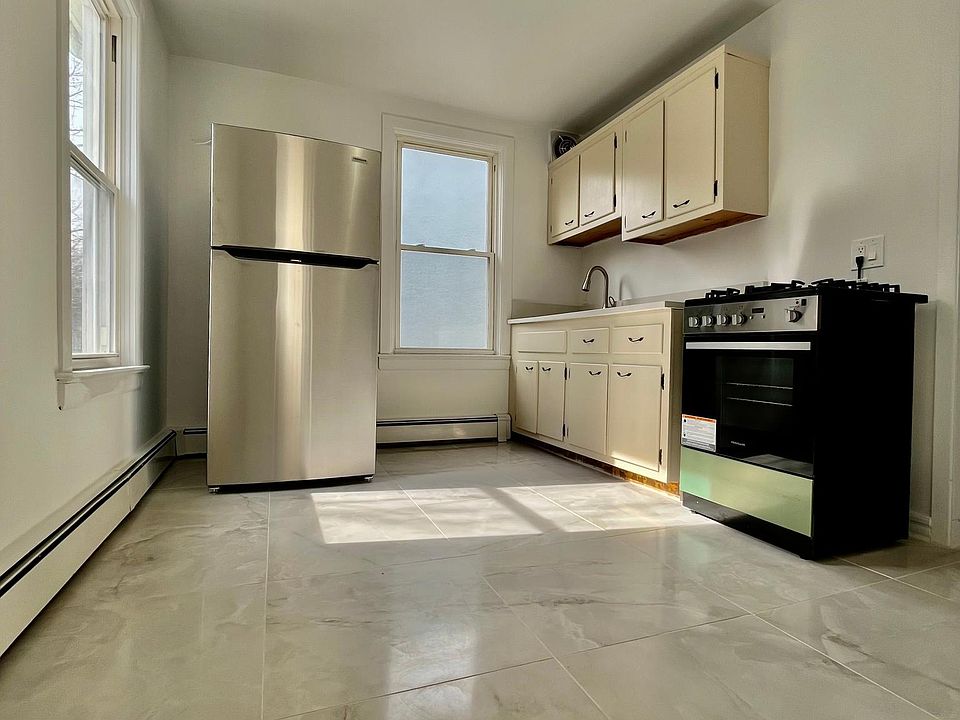 1st image of 154 Palisade St #2R