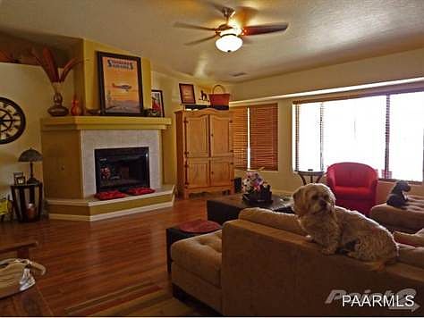 GREAT ROOM W/ FIREPLACE