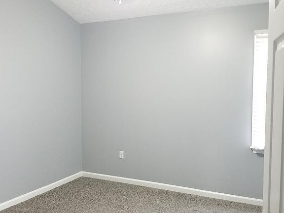 4th image of 687 Beaverview Dr