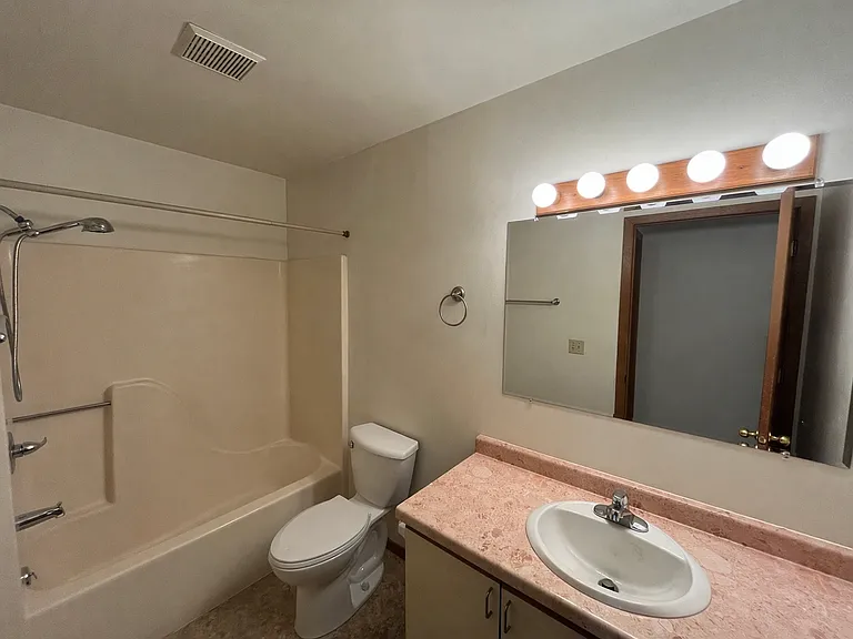 810 S State St — Photo 12