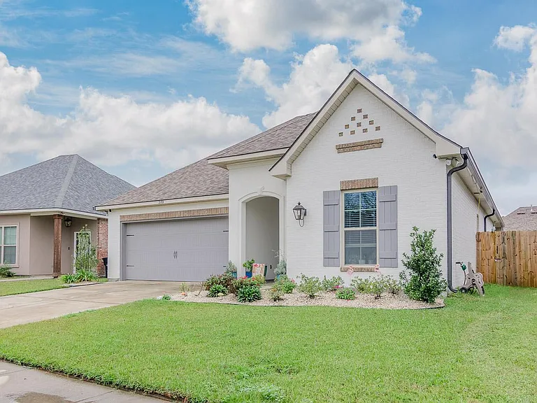 289 Lake Pride Dr — Photo 1