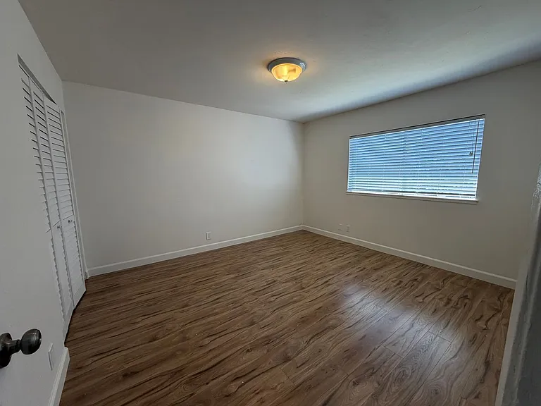 727 Hathaway Ct — Photo 4