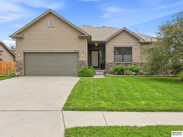 17029 Colleen Ln, Gretna, NE 68028