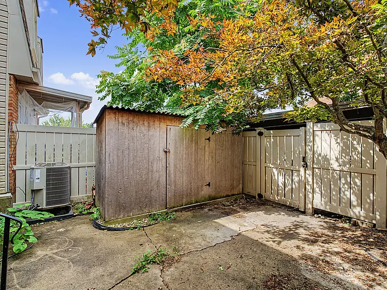 1406 Old Town Ct — Photo 42