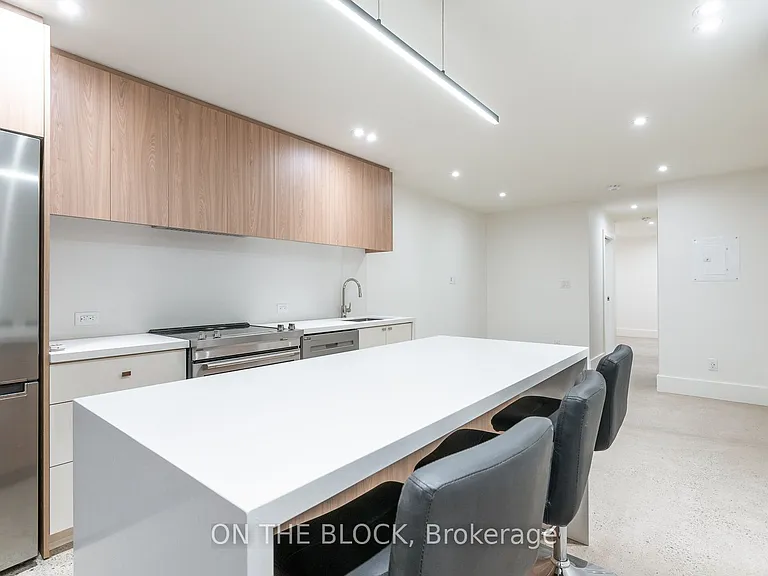 1041 College St — Photo 4