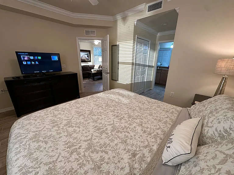 BR 1 - King Bed & Bath 1
