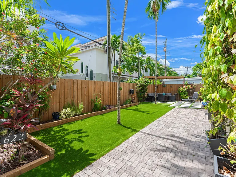 622 NE 10th Ave — Photo 11