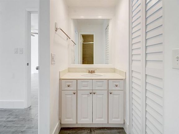 4th image of 1410 Laguna Ln #2