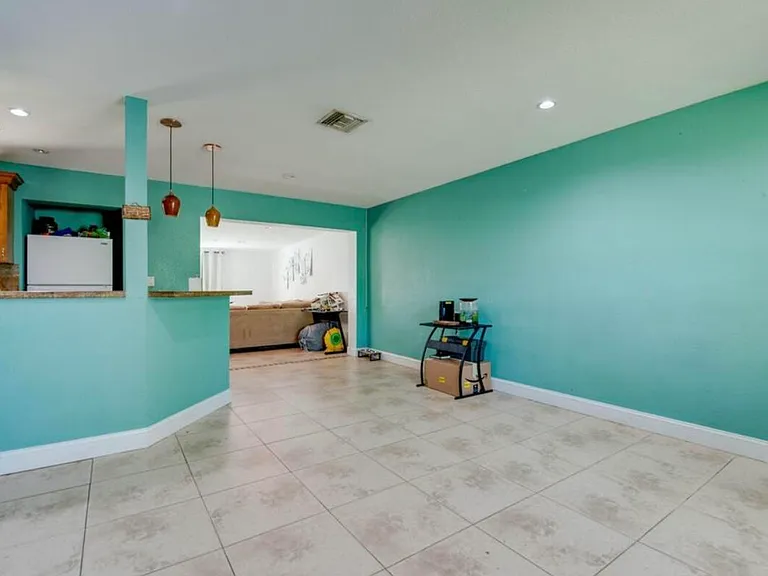 1704 Duncan St — Photo 3