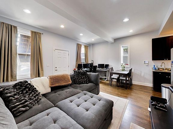 2nd image of 2044 N Winchester Ave APT 1R