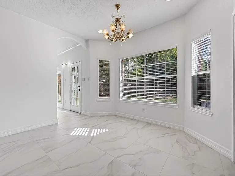 2431 Parkwood Ln — Photo 5