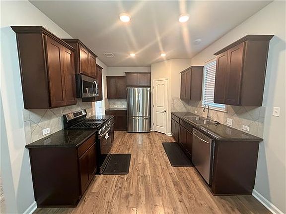 4th image of 220 E Lake Dr