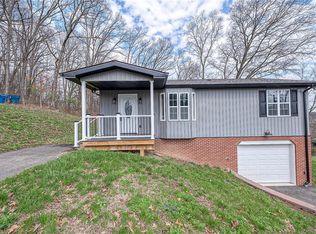 910 Burton Ave, Youngwood, PA
