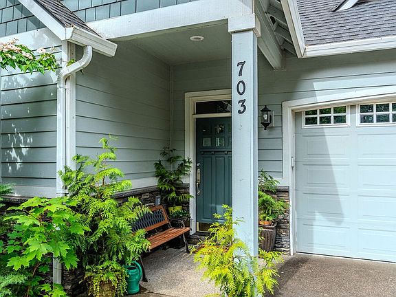 3rd image of 703 SE Anderson Ln