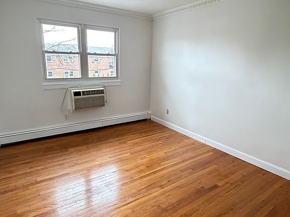 3rd image of 826 W Grand St
