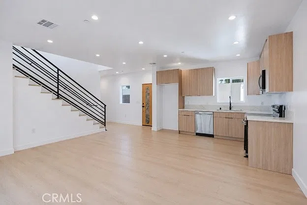 3 bed, 1200 sqft, $4,495 — Photo 3