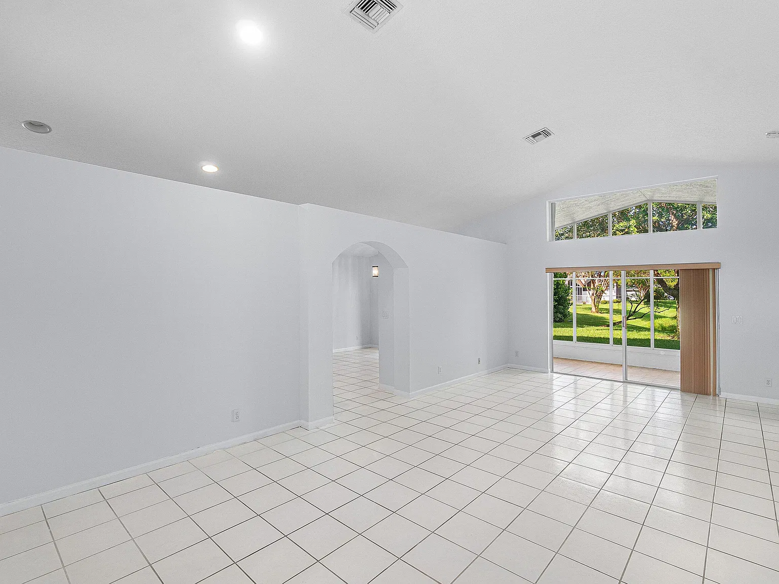 3 bed, 2.0 bath, 2029 sqft, $3,200 — Photo 3