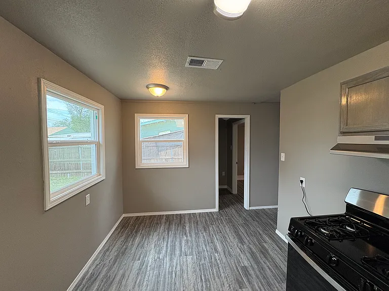 1042 Hodges St — Photo 4
