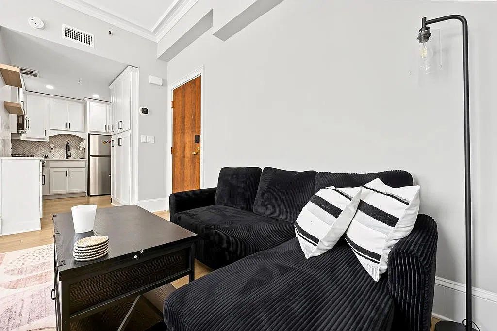 Studio, 1.0 bath, 380 sqft, $2,000 — Photo 2