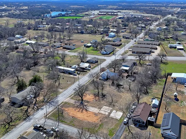 300 S Mill St, Bowie, TX 76230