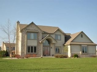 N54W16999 Ravenwood Dr, Menomonee Falls, WI 53051