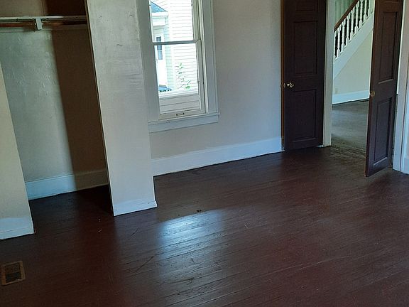 5th image of 1100 W Chestnut St