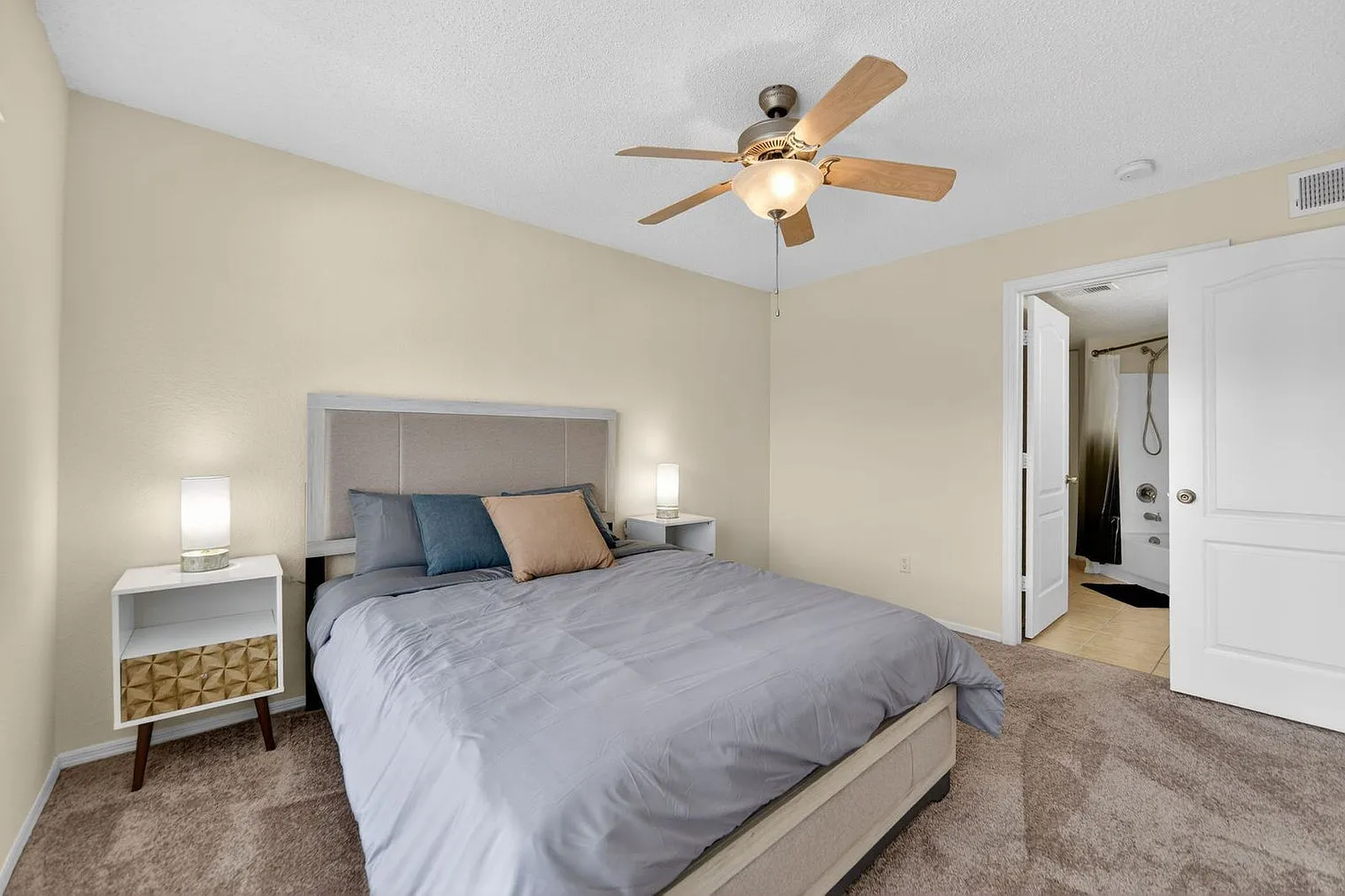 2 bed, 2.0 bath, 8223 sqft, $3,300 — Photo 4